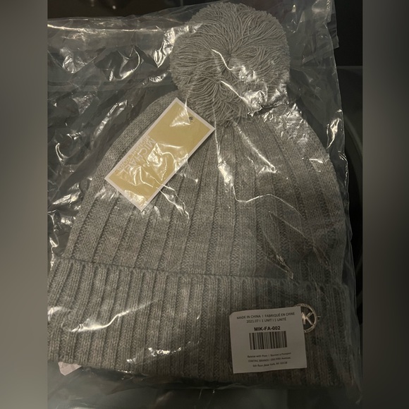 Michael Kors | Beanie With Pom - Picture 5 of 8